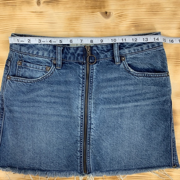 Free People Zip It Up Frayed Hem Denim Mini Skirt Sz 27 - Picture 8 of 11